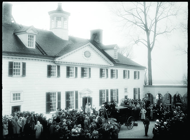 Photograph of a large group re-enacting Washington's inauguration